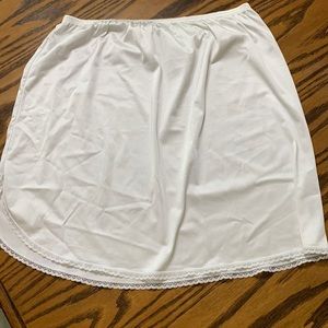 VINTAGE VANITY FAIR HALF SLIP